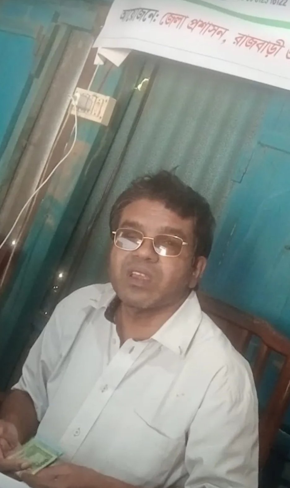 ভূমি সহকারী কর্মকর্তা সালাম মোল্লা